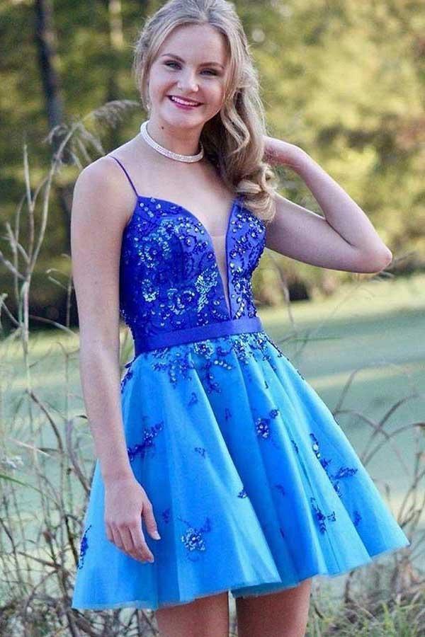 Vestido de fiesta azul de corte bajo con tirantes finos y apliques de cuentas