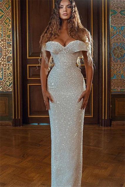 Funkelndes, weißes, schulterfreies Ballkleid mit Pailletten