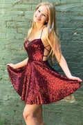 Minivestido de fiesta burdeos brillante con espalda descubierta y corte A