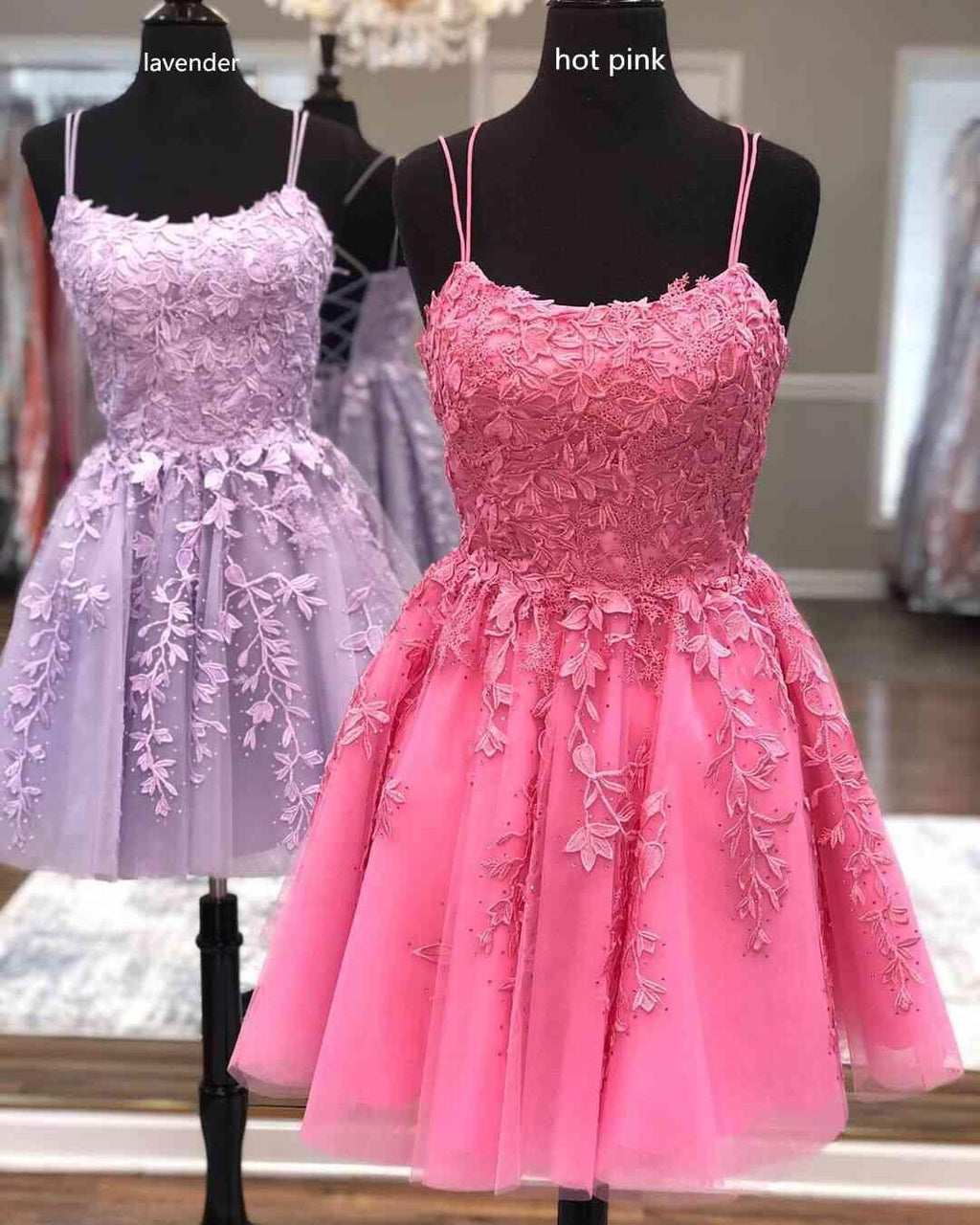 Vestido de fiesta corto azul con tirantes y apliques de encaje