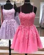 Vestido de fiesta corto azul con tirantes y apliques de encaje