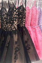 Vestido de fiesta corto azul con tirantes y apliques de encaje