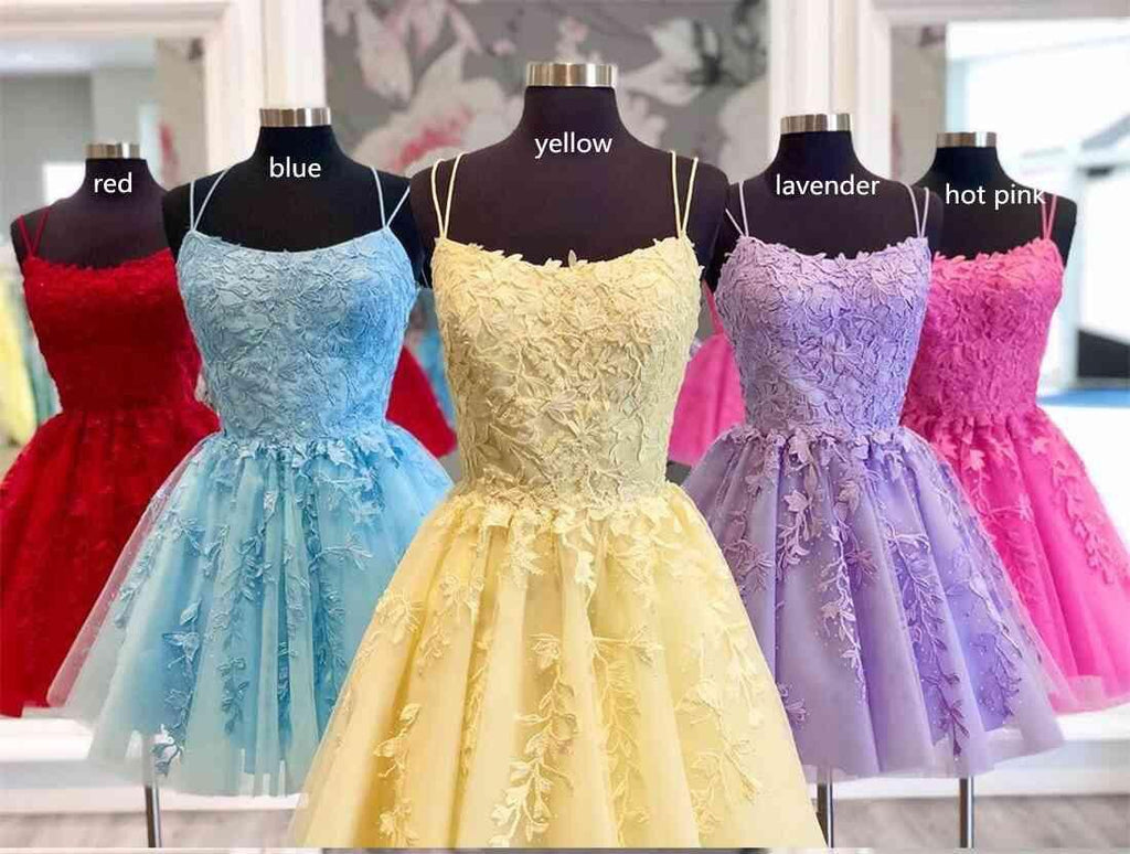 Vestido de fiesta corto azul con tirantes y apliques de encaje