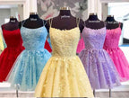 Vestido de fiesta corto azul con tirantes y apliques de encaje