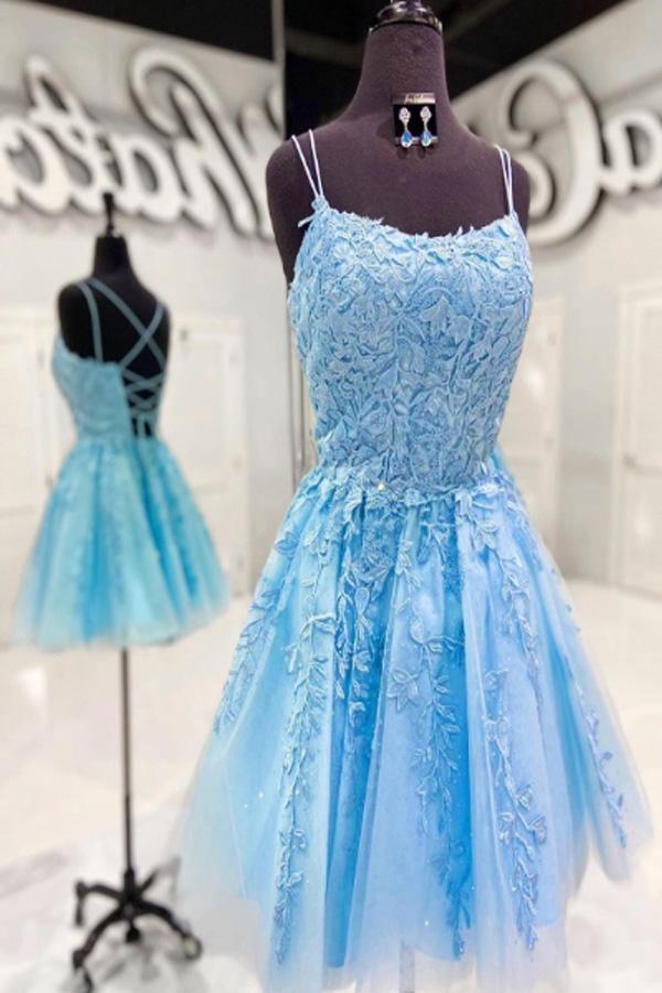 Vestido de fiesta corto azul con tirantes y apliques de encaje