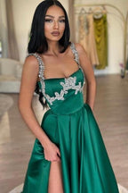 Impresionante vestido de fiesta largo verde oscuro de satén con corte en A, sin mangas y abertura.