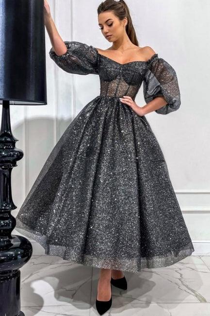 Impresionante vestido de fiesta gris largo de corte A con hombros descubiertos, lentejuelas y mangas cortas.
