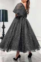 Impresionante vestido de fiesta gris largo de corte A con hombros descubiertos, lentejuelas y mangas cortas.