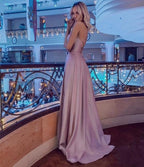 Atemberaubendes Satin-Abendkleid mit Spaghettiträgern und Seitenschlitz