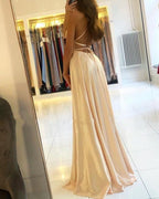 Atemberaubendes Satin-Abendkleid mit Spaghettiträgern und Seitenschlitz
