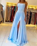 Atemberaubendes Satin-Abendkleid mit Spaghettiträgern und Seitenschlitz