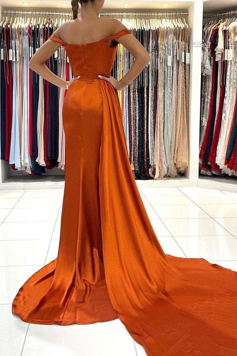 Impresionante vestido de noche de satén elástico con hombros descubiertos, abertura lateral y cola desmontable.