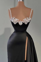 Elegante vestido de fiesta largo negro de corte A sin mangas de satén con abertura frontal y joyas