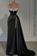 Elegante vestido de fiesta largo negro de corte A sin mangas de satén con abertura frontal y joyas