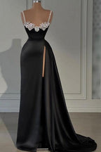 Elegante vestido de fiesta largo negro de corte A sin mangas de satén con abertura frontal y joyas