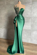 Vestido de fiesta largo verde corazón con corte sirena, brillante, sin mangas y con cuentas