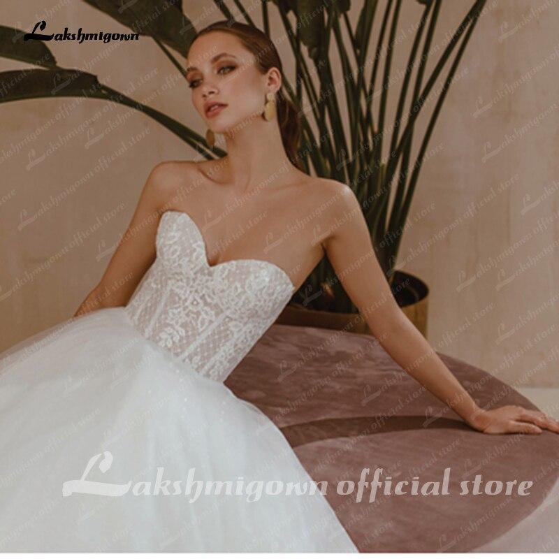 Vestido de novia NumberSea con escote corazón y mangas cortas
