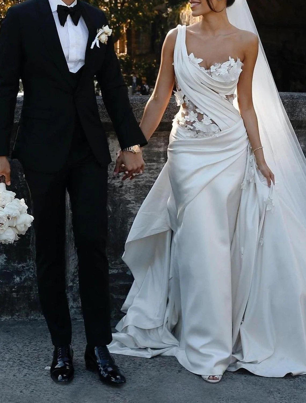 Vestidos de novia formales de compromiso con espalda abierta, corte tubo/columna, un hombro, sin mangas, cola larga/cortada, de satén, con flores fruncidas