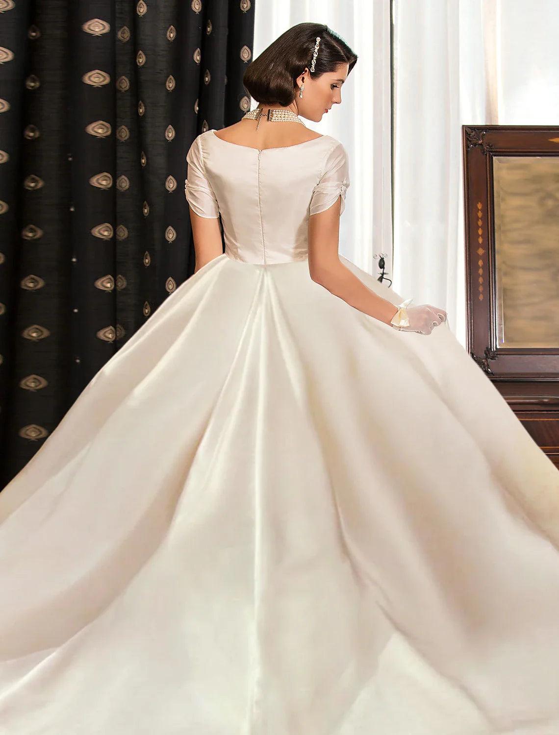 Verlobungs-Hochzeitskleider für den Herbst, Ballkleid, V-Ausschnitt, kurze Ärmel, Hofschleppe, Satin-Brautkleider mit gerüschter Volltonfarbe
