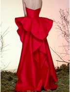 Vestido de noche formal elegante de estilo vintage con escote en V, sin mangas, cola larga y fruncida de satén con volantes y abertura.