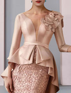 Vestido de madre de la novia con corte en forma de tubo/columna para invitados a bodas de otoño, elegante, escote en V, largo hasta el suelo, encaje satinado, manga 3/4 con apliques, volantes en cascada y flores.
