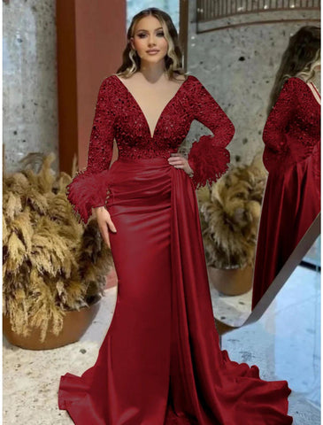 Meerjungfrau/Trompete Abendkleid Sparkle &amp; Shine Kleid Formelle Hochzeit Hofschleppe Langarm V-Ausschnitt Satin mit Feder Glitzer Rüschen