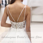 Vestido de novia playero de tul con tirantes finos y escote en V profundo de NumberSea