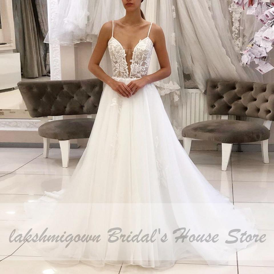 Vestido de novia playero de tul con tirantes finos y escote en V profundo de NumberSea
