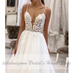 Vestido de novia playero de tul con tirantes finos y escote en V profundo de NumberSea