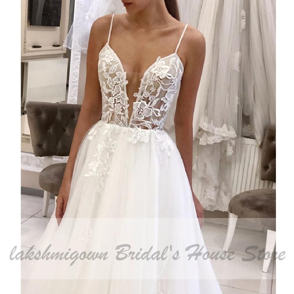 Vestido de novia playero de tul con tirantes finos y escote en V profundo de NumberSea
