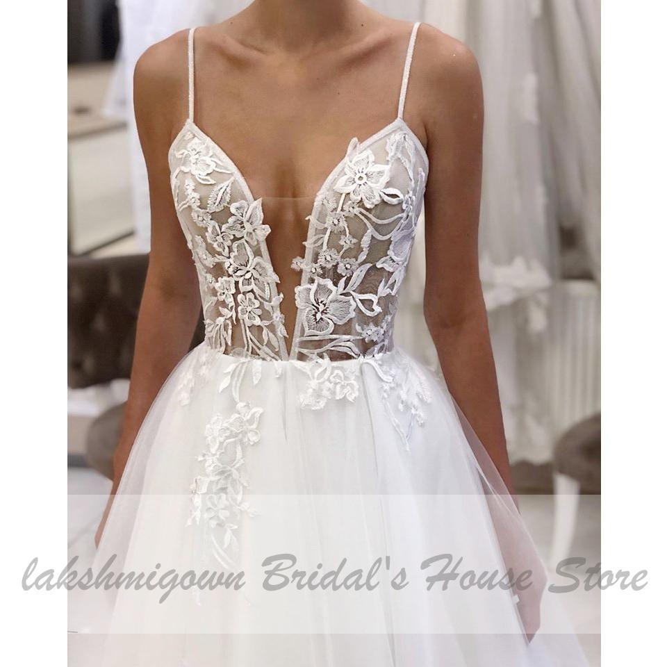 Vestido de novia playero de tul con tirantes finos y escote en V profundo de NumberSea