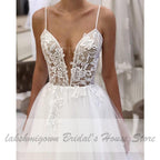 Vestido de novia playero de tul con tirantes finos y escote en V profundo de NumberSea