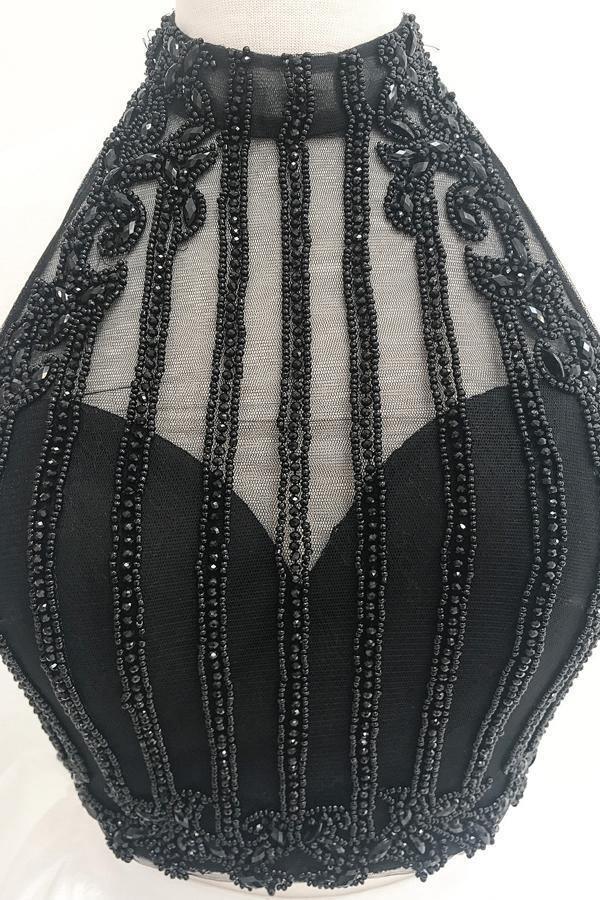Zweiteiliges, kurzes, rotes Satin-Abendkleid mit hohem Kragen und Perlenstickerei