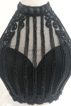 Zweiteiliges, kurzes, rotes Satin-Abendkleid mit hohem Kragen und Perlenstickerei