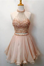 Zweiteiliges, hochgeschlossenes, perlenbesetztes, kurzes Homecoming-Kleid