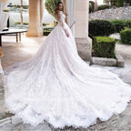 Vestidos de novia de encaje con escote en V y corte A de NumberSea