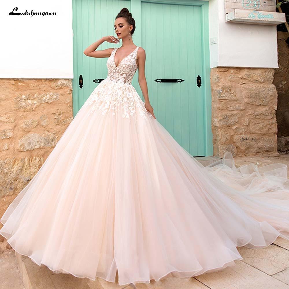 Vestidos de novia NumberSea con escote en V, corte A, encaje y apliques de cuentas