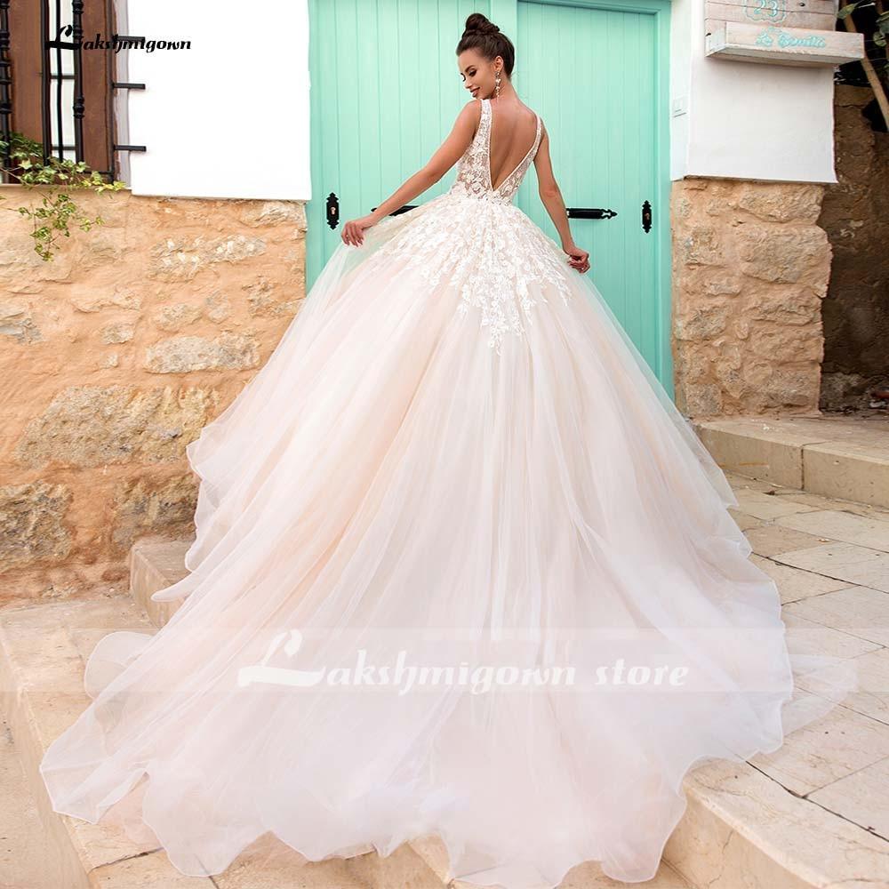 Vestidos de novia NumberSea con escote en V, corte A, encaje y apliques de cuentas