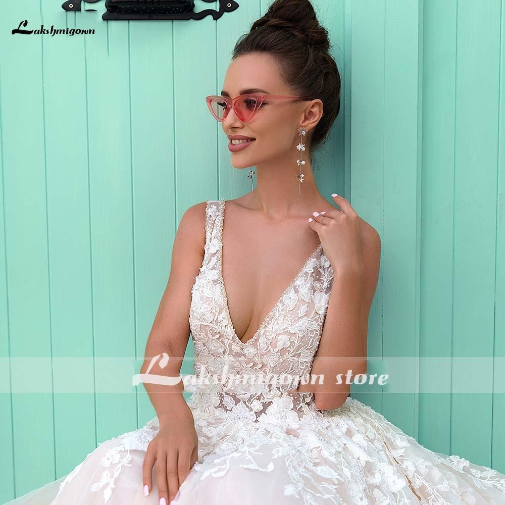 Vestidos de novia NumberSea con escote en V, corte A, encaje y apliques de cuentas