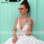 Vestidos de novia NumberSea con escote en V, corte A, encaje y apliques de cuentas