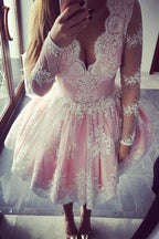 Vestido corto de fiesta de tul rosa con escote en V, mangas largas y apliques