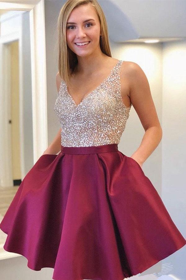 Vestido corto con cuello en V y cuentas para fiesta de cóctel
