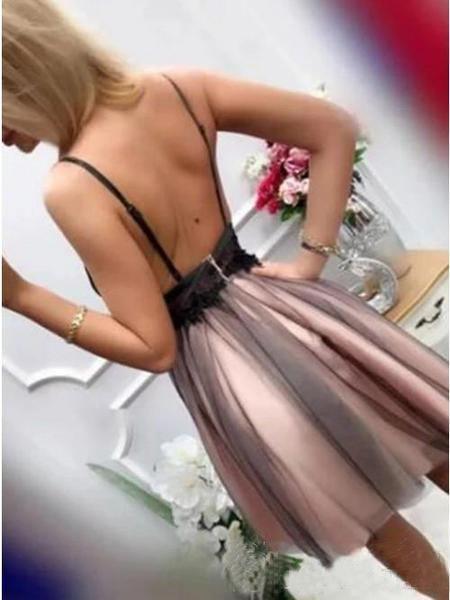 Kurzes Homecoming-Kleid mit V-Ausschnitt und Perlen