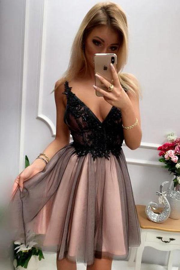 Kurzes Homecoming-Kleid mit V-Ausschnitt und Perlen