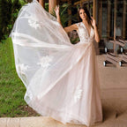 Vestidos de novia NumberSea con escote en V y manga corta en forma de A