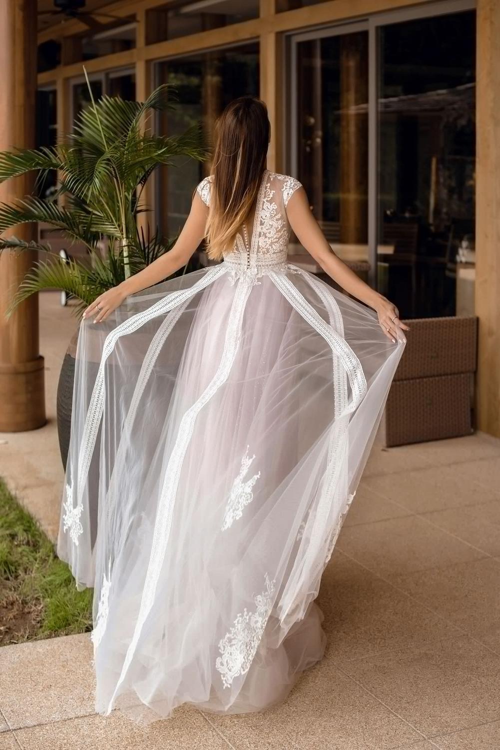 Vestidos de novia NumberSea con escote en V y manga corta en forma de A