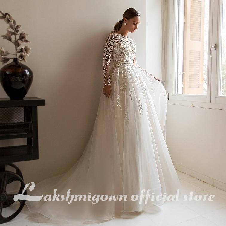 Vestidos de novia NumberSea con escote en V y mangas cortas