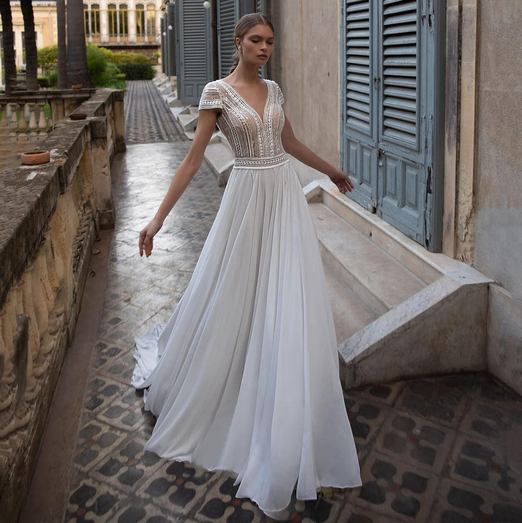 Vestidos de novia NumberSea con escote en V y mangas cortas