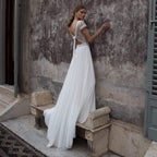Vestidos de novia NumberSea con escote en V y mangas cortas