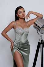 Charmantes, säulenförmiges, einschultriges, ärmelloses grünes Ballkleid aus Satin mit Schlitz vorne